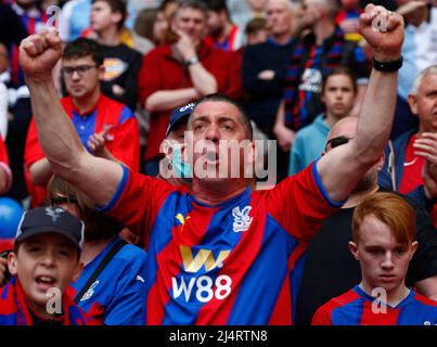 Londra, Regno Unito. 17th Apr 2022. LONDRA, INGHILTERRA - APRILE 17: Crystal Palace Fan durante la semifinale della fa Cup tra Crystal Palace e Chelsea al Wembley Stadium, Londra, UK 17th Aprile 2022 credito: Action Foto Sport/Alamy Live News Foto Stock