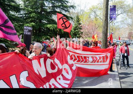 New York, Stati Uniti. 16th Apr 2022. Gli attivisti della ribellione di estinzione si sono riuniti a Washington Square Park e hanno marciato a Madison Square Park a New York City per richiedere la giustizia climatica il 16 aprile 2022. (Foto di Ryan Rahman/Pacific Press/Sipa USA) Credit: Sipa USA/Alamy Live News Foto Stock