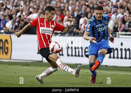 ROTTERDAM - (lr) Mauro Junior di PSV Eindhoven, Dusan Tadic o Ajax durante la partita finale olandese TOTO KNVB Cup tra PSV e AJAX allo Stadium de Kuip il 17 aprile 2022 a Rotterdam, Paesi Bassi. ANP MAURICE VAN STEEN Foto Stock