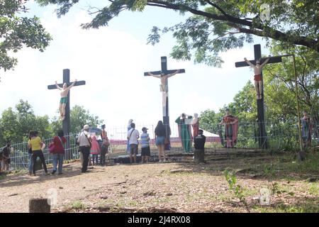 San Jose del Monte, Filippine. 14th Apr 2022. I devoti visitano e pregano presso la Chiesa di nostra Signora di Lourdes Grotto a San Jose del Monte il giorno del Maundy Giovedì 14 aprile. La chiesa è aperta dal 6am fino al 6pm secondo l'ordine proveniente dal governo locale di SJDM. (Foto di John Mark Pineda/Pacific Press/Sipa USA) Credit: Sipa USA/Alamy Live News Foto Stock