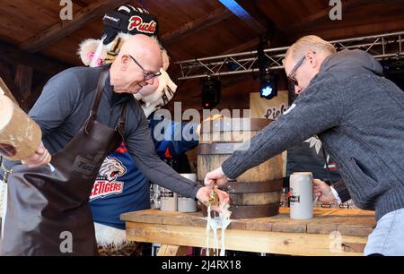 Saison-Abschlussfeier 2021/2022 der Nürnberg Tigri da ghiaccio auf dem Volksfest Nürnberg im Volksfest Herzla. Foto Stock