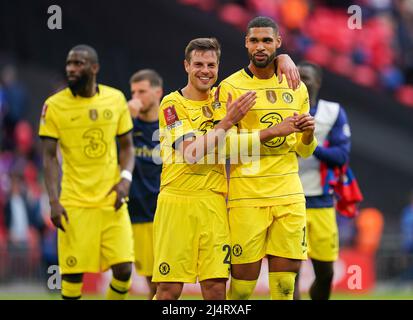 Cesar Azpilicueta di Chelsea (al centro a sinistra) e Ruben Loftus-guek di Chelsea (a destra) dopo la semifinale della Emirates fa Cup al Wembley Stadium di Londra. Data foto: Domenica 17 aprile 2022. Foto Stock