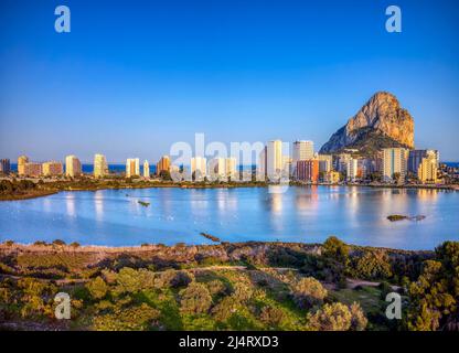 Skyline di Calpe ad Alicante con la Rocca di Ifach sullo sfondo. Spagna. Foto Stock