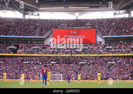 Londra, Regno Unito. 17th Apr 2022. Vista generale dello stadio come il quadro di valutazione mostra la partecipazione alla partita di 76.238. La Emirates fa Cup, semifinale, Chelsea contro Crystal Palace al Wembley Stadium di Londra domenica 17th aprile 2022. Questa immagine può essere utilizzata solo per scopi editoriali. Solo per uso editoriale, licenza richiesta per uso commerciale. No use in scommesse, giochi o un singolo club/campionato/giocatore publications.pic di Steffan Bowen/Andrew Orchard sport photography/Alamy Live News Credit: Andrew Orchard sports photography/Alamy Live News Foto Stock