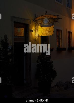 Ingresso al ristorante Modra Hviezda (stella blu) nella città vecchia di Bratislava, sotto il castello di notte, in Slovacchia. Foto Stock