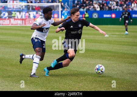 Montreal, Quebec. 16th Apr 2022. IL centrocampista DI CF Montreal Lassi Lappalainen (21) controlla la palla perseguita dal difensore dei Vancouver Whitecaps Javain Brown (23) durante la partita MLS tra i Vancouver Whitecaps e CF Montreal tenutasi allo Stadio di Saputo a Montreal, Quebec. Daniel Lea/CSM/Alamy Live News Foto Stock