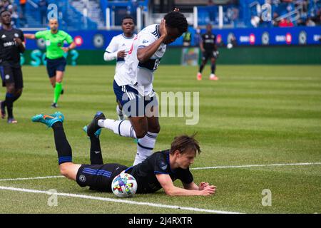 Montreal, Quebec. 16th Apr 2022. IL centrocampista DI CF Montreal Lassi Lappalainen (21) si è imbrigliato sul bordo del box di 18 metri dal difensore di Vancouver Whitecaps Javain Brown (23) durante la partita MLS tra il Vancouver Whitecaps e il CF Montreal tenutasi allo Stadio Saputo di Montreal, Quebec. Daniel Lea/CSM/Alamy Live News Foto Stock