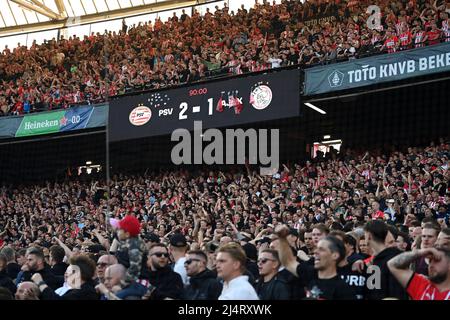 ROTTERDAM - i sostenitori di PSV celebrano la vittoria 2-1 durante la finale olandese TOTO KNVB Cup tra PSV e AJAX allo Stadion de Kuip il 17 aprile 2022 a Rotterdam, Olanda. ANP OLAF KRAAK Foto Stock