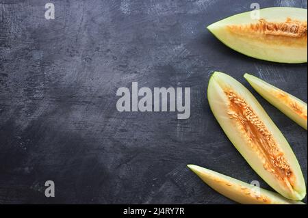 dettaglio di un melone affettato su sfondo scuro Foto Stock