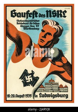 Poster della carta di propaganda NSRL nazista d'epoca 1939 Festival dello sport del distretto di Ludwigsburg Germania nazista giubbotto dello sport blasoned con il simbolo della svastika nazista. NSRL (Associazione Nazionale del Reich Socialista per l'esercizio fisico) Ludwigsburg nazista Germania 1939, (Gaufest des NSRL Ludwigsburg), großformatige kolorierte Propagandakarte mit Abbeldung Kugelstoßer), Foto Stock