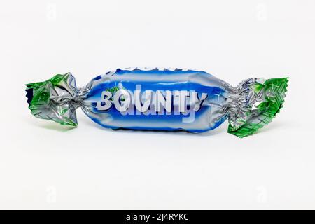 Bounty celebrazioni cioccolato su sfondo bianco Foto Stock