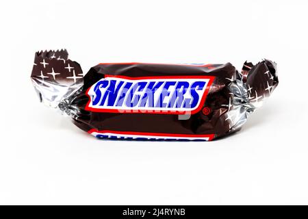 Celebrazioni Snickers cioccolato su sfondo bianco Foto Stock