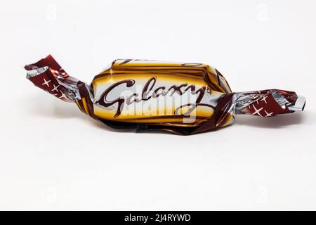 Celebrazioni di Galaxy cioccolato su sfondo bianco Foto Stock