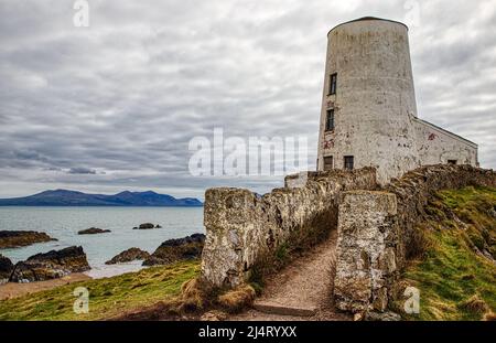 Faro sull'isola di Llanddwyn vicino Newborough sulla costa anglesey in Galles, Regno Unito Foto Stock