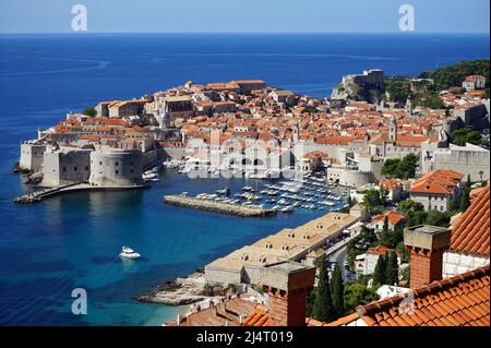 Vista dall'alto della città vecchia di Dubrovnik e del mare Adriatico, Croazia Foto Stock