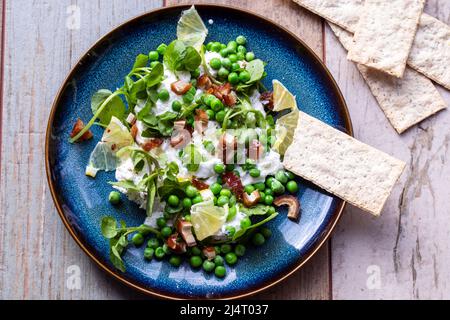 Ricotta, piselli verdi, crescione e insalata di datteri Foto Stock