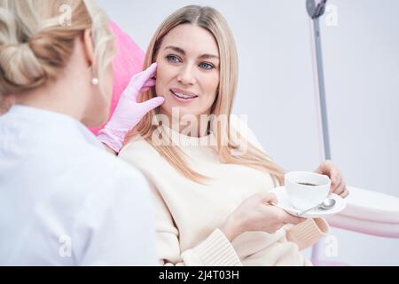 Cliente di clinica estetica avendo consultazione con dermatologo Foto Stock