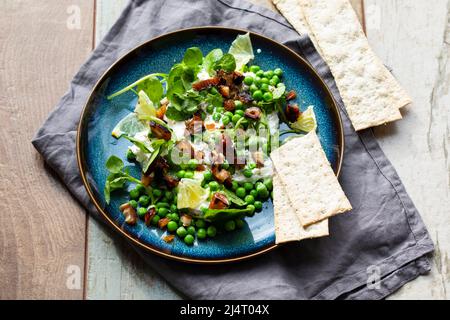 Ricotta, piselli verdi, crescione e insalata di datteri Foto Stock