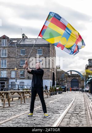 Fergus Linehan, Direttore del Festival Internazionale di Edimburgo 75th anniversario bandiera, Leith, Scozia Foto Stock