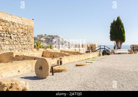 ALMUNECAR, SPAGNA - 02 MARZO 2022 rovine del vecchio Castillo de San Miguel – il Castello di San Miguel, una volta possente fortezza moresca, fu costruito su uno o Foto Stock