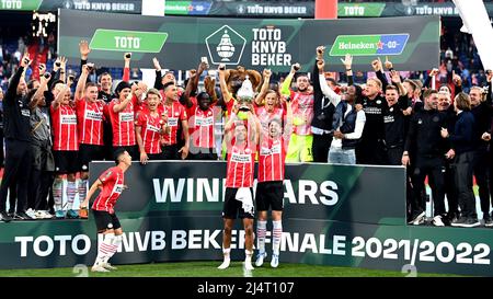 ROTTERDAM - Cody Gakpo del PSV Eindhoven e Marco van Ginkel del PSV Eindhoven con la TOTO KNVB Cup, la KNVB Cup, il Toto KNVB Trophy durante la finale olandese TOTO KNVB Cup tra PSV e AJAX allo Stadio di Kuip il 17 aprile 2022 a Rotterdam, Paesi Bassi. ANP OLAF KRAAK Foto Stock