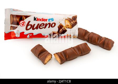 Alba, Italia - 16 aprile 2022: Spuntino Kinder Bueno farcito di nocciole con la freschezza di una cialda ricoperta di cioccolato, prodotto da Ferrero Foto Stock