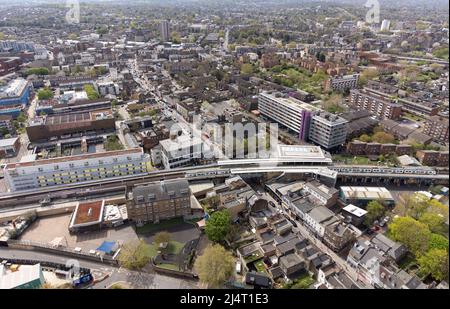 Deptford High Street e la stazione ferroviaria di Deptford Foto Stock