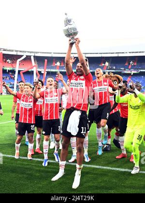 ROTTERDAM - (lr) Mauro Junior di PSV Eindhoven, Ritsu Doan di PSV Eindhoven, Andre Ramalho di PSV Eindhoven, Joey Veerman di PSV Eindhoven, Cody Gakpo di PSV Eindhoven, Carlos Vinicius di PSV Eindhoven, Ibrahim Sangare di PSV Eindhoven, Yindhoven, Mindhoven, Mindhoven, Jordan Teze o PSV Eindhoven con la TOTO KNVB Cup, la KNVB Cup, il Toto KNVB Trophy durante la partita finale olandese TOTO KNVB Cup tra PSV e AJAX allo Stadium de Kuip il 17 aprile 2022 a Rotterdam, Paesi Bassi. ANP OLAF KRAAK Foto Stock