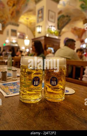 Monaco di Baviera, Germania - 04.07.2022: Famoso hofbrauhaus tradizionale pud keller a Monaco di Baviera 2 HB birra caraffe Krugel Foto Stock