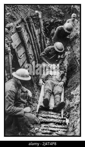 Trench Warfare WW1 American Marine ricevere il trattamento di primo soccorso su una barella prima di essere trasportati all'ospedale Tolone settore trincee 1918 Stark realtà di trattamento dei feriti in trincee durante la guerra trincea Francia prima guerra mondiale 1 Foto Stock