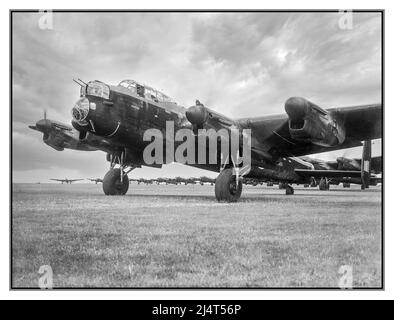 WW2 LANCASTER BOMBER RAF Royal Air Force Bomber Command, 1942-1945. Avro Lancaster B Mark i, R5620 'OL-H', del numero 83 Squadron RAF, che guida la coda di aerei in attesa di decollare da Scampton, Lincolnshire, sul celebre raid 'Mille-Bomber' a Brema, Germania nazista. R5620, volato dal pilota ufficiale J R Farrow & Crew, l'unico aereo perso dalla squadra quella notte. Seconda guerra mondiale seconda guerra mondiale WW2 giugno 1942 Foto Stock