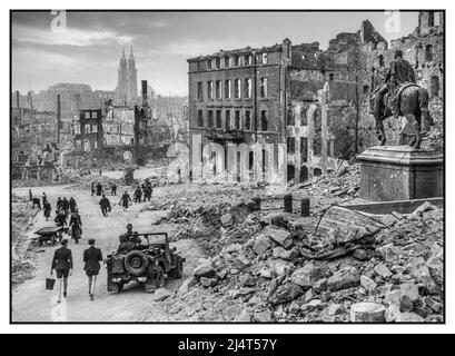 NORIMBERGA danni da bombe alleate alla fine della seconda guerra mondiale Germania nazista Vista generale della città bavarese di Norimberga con i civili che recuperano cibo e acqua con la jeep americana in primo piano, dopo la cessazione e la resa nazista della resistenza organizzata. In lontananza, la chiesa di Lorenz a due guglie; sulla destra e circondata da macerie si trova una statua del Kaiser Guglielmo i, 1945, giorno della seconda guerra mondiale ve Foto Stock