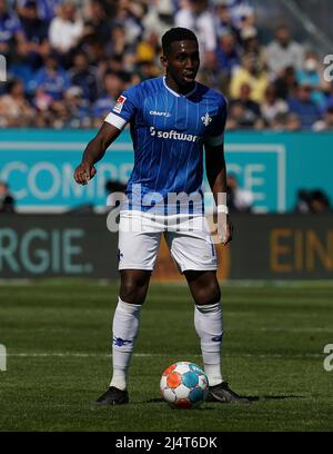 17 aprile 2022, Merck Stadium presso il Bollenfalltor, Darmstadt, GER, 2nd FBL, Darmstadt 98 vs FC Schalke 04, la normativa DFL vieta qualsiasi uso di fotografie come sequenze di immagini e/o quasi-video. Nella foto Frank Ronstadt (Darmstadt) Foto Stock