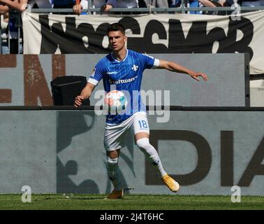 17 aprile 2022, Merck Stadium presso il Bollenfalltor, Darmstadt, GER, 2nd FBL, Darmstadt 98 vs FC Schalke 04, la normativa DFL vieta qualsiasi uso di fotografie come sequenze di immagini e/o quasi-video. Nella foto Mathias Honsak (Darmstadt) Foto Stock