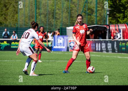 Lea le Garrec del FC Fleury e Damaris Egurrola dell'Olympique Lyonnais combattono per la palla durante il campionato femminile francese, D1 Arkema partita di calcio tra FC Fleury 91 e Olympique Lyonnais (Lione) il 17 aprile 2022 allo stadio Walter Felder di Fleury-Merogis, Francia - Foto: Melanie Laurent/DPPI/LiveMedia Foto Stock