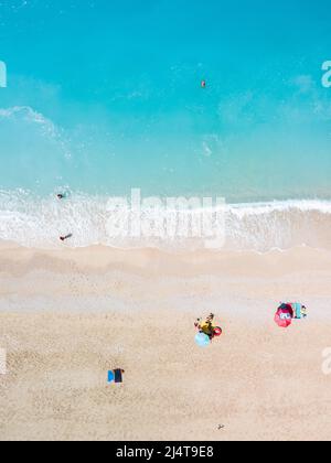 Direttamente sopra la vista della spiaggia di egrenni sull'isola di Lefkada, Grecia copia spazio piccola nave da crociera Foto Stock