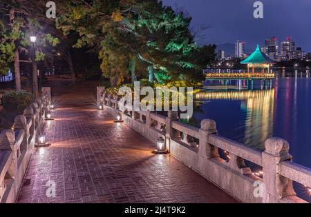 fukuoka, kyushu - dicembre 06 2021: Ponte in pietra Kangetsu creato nel marzo 1927 illuminato con lanterne di vetro luminoso che attraversano lo stagno di Ohori Par Foto Stock