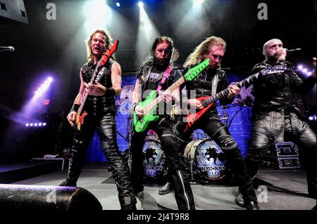 15 aprile 2022, Anaheim, CA, Stati Uniti: Mate Molnar, Kasperi Heikkinen, Anton Kabanen, Yannis Papadopoulos, Sami HÃ¤nnninen Wing Beast in Black è una band di heavy metal finlandese-greca-ungherese fondata nel 2015 a Helsinki dal chitarrista e compositore Anton Kabanen. Le influenze musicali della band includono Judas Priest, Manowar, W.A.S.P., Accept e Black Sabbath. (Credit Image: © Dave safley/ZUMA Press Wire) Foto Stock