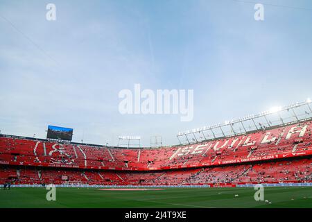 Sevilla, Spagna. 17th Apr 2022. Lo stadio Ramon Sanchez Pizjuan durante la partita la Liga tra il Sevilla FC e il Real Madrid si è giocato allo stadio Sanchez Pizjuan il 17 aprile 2022 a Siviglia, in Spagna. (Foto di Antonio Pozo/PRESSINPHOTO) Credit: PRESSINPHOTO SPORTS AGENCY/Alamy Live News Foto Stock