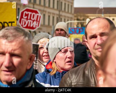 Manifestazione contro la guerra e l'aggressività russa, per fermare la violenza in Ucraina. Monaco - Aprile 2022 Foto Stock