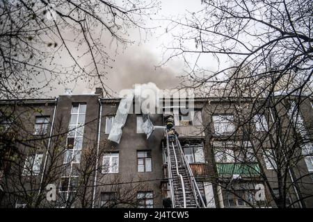 Kharkiv, Ucraina. 17th Apr 2022. I primi soccorritori arrivano sulla scena dopo uno sciopero di razzo russo nel centro di Kharkiv. Credit: SOPA Images Limited/Alamy Live News Foto Stock