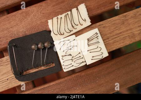 set di diverse dimensioni di ganci da pesca sul tavolo primo piano Foto Stock