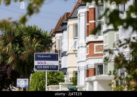 Londra, Regno Unito. 17th Apr 2022. Un cartello di agente immobiliare ''˜VENDUTO' eretto all'esterno di una proprietà residenziale a Londra. (Credit Image: © Dinendra Haria/SOPA Images via ZUMA Press Wire) Foto Stock