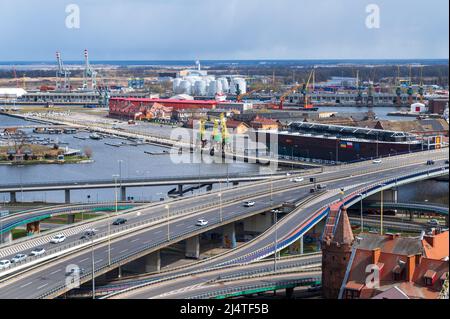 Vista ad angolo alto al cavalcavia che attraversa il fiume Odra nella città di Szczecin. Polonia. La città è divisa dal fiume nelle parti sinistra e destra della città. Foto Stock