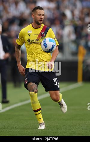 Torino, 16th aprile 2022. Mitchell Dijks del Bologna FC durante la serie A allo Stadio Allianz di Torino. Il credito d'immagine dovrebbe essere: Jonathan Moscrop / Sportimage Foto Stock