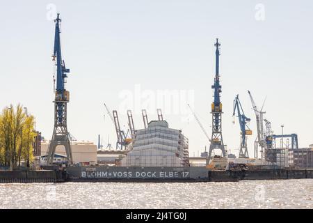 Amburgo, Germania - Aprile 17th 2022: Lo yacht Dilbar più grande del mondo nel molo a secco Blohm + Voss Elbe 17 nel porto di Amburgo, sequestrato dall'auth tedesco Foto Stock