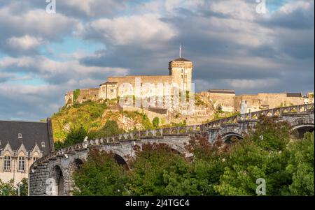Lourdes, Francia - 8 agosto 2021: Il castello di Lourdes, nel dipartimento degli Hautes-Pyrenees, è strategicamente situato all'ingresso di Foto Stock