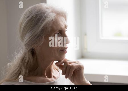 Closeup profilo viso vista pene calmo maturo grigio capelli donna Foto Stock