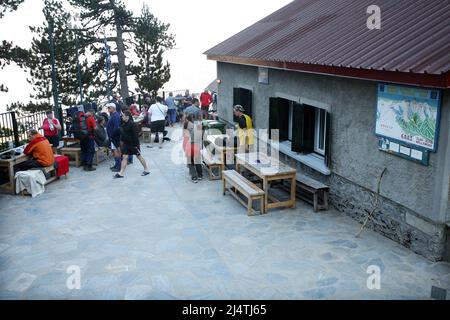 OLYMPUS, GRECIA - AGOSTO 14: Scalatori a Spilios Agapitos Mountain House il 14 agosto 2008 in Grecia. Spilios Agapitos a 2060 metri e dispone di 100 posti letto, acqua, elettricità e telefono. Foto Stock