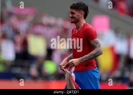 Madrid Spagna; 04.17.2022.- Rodrigo de Paul, giocatore di Atletico, dà la sua camicia a un bambino che ha mostrato una lettera che ha detto: Da Paolo il mio sogno è di avere la vostra camicia. Atlético de Madrid vs Espanyol de Catalunya nella partita spagnola la Liga del giorno 32, che si tiene allo stadio Wanda Metropolitano di Madrid. Athletico giocatore Griezmann finale Punteggio 2-1 gol da Atletico de Madrid Geoffrey Kondbbia 71 and Jannick Carrasco 52 , (90 10  P) obiettivo di Espanyol Raul de Tomas 74  i bambini erano gli ospiti d'onore e diversi giocatori hanno dato loro le loro maglie. Foto: Juan Carlos Rojas Foto Stock